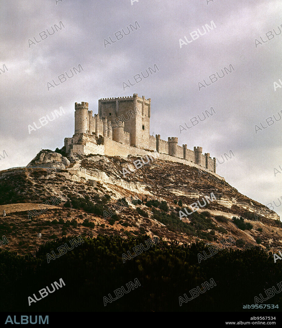 CASTILLO DEL SIGLO X RECONSTRUIDO EN EL SIGLO XV - FOTO AÑOS 60.