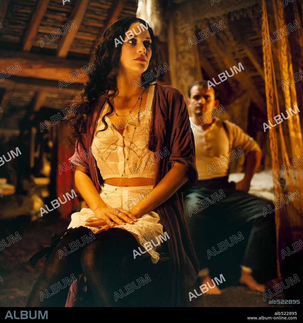 MARION COTILLARD en LARGO DOMINGO DE NOVIAZGO, 2004 (UN LONG DIMANCHE DE FIANÇAILLES), dirigida por JEAN-PIERRE JEUNET. Copyright WARNER BROS. / CALVO, BRUNO.