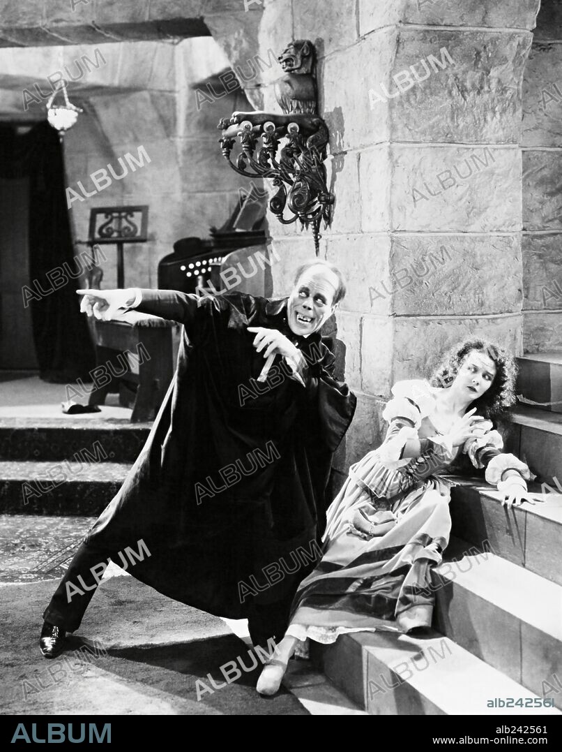 LON CHANEY and MARY PHILBIN in THE PHANTOM OF THE OPERA, 1925, directed by RUPERT JULIAN. Copyright UNIVERSAL PICTURES.