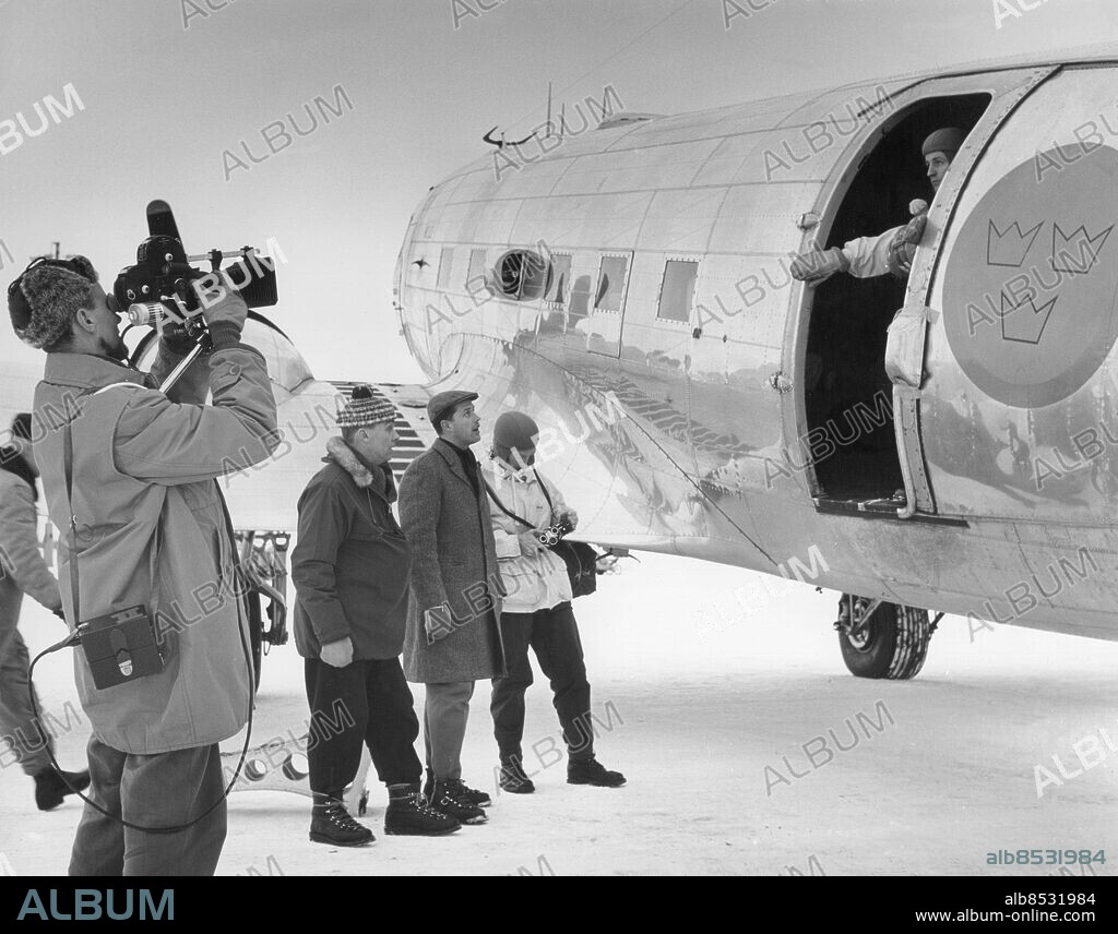 SKELLEFTEÅ 1962.. Utan bildtext. Not. I Förbifarten Skellefteå Fallskärmshoppning. Eric Forsgren - Per Åke Blidegård Anm. Publ i RiR 10/62 Filmkameror Kameror TV-team Tre kronor Reportrar Producenter Reportage Profiler Kepsar Stickade mössor Skinnmössor Anoraker Pälskragar Överrockar Pjäxor CD512 persons: ERIC FORSGREN;PER ÅKE BLIDEGÅRD sites: SKELLEFTEÅ;SVERIGE.