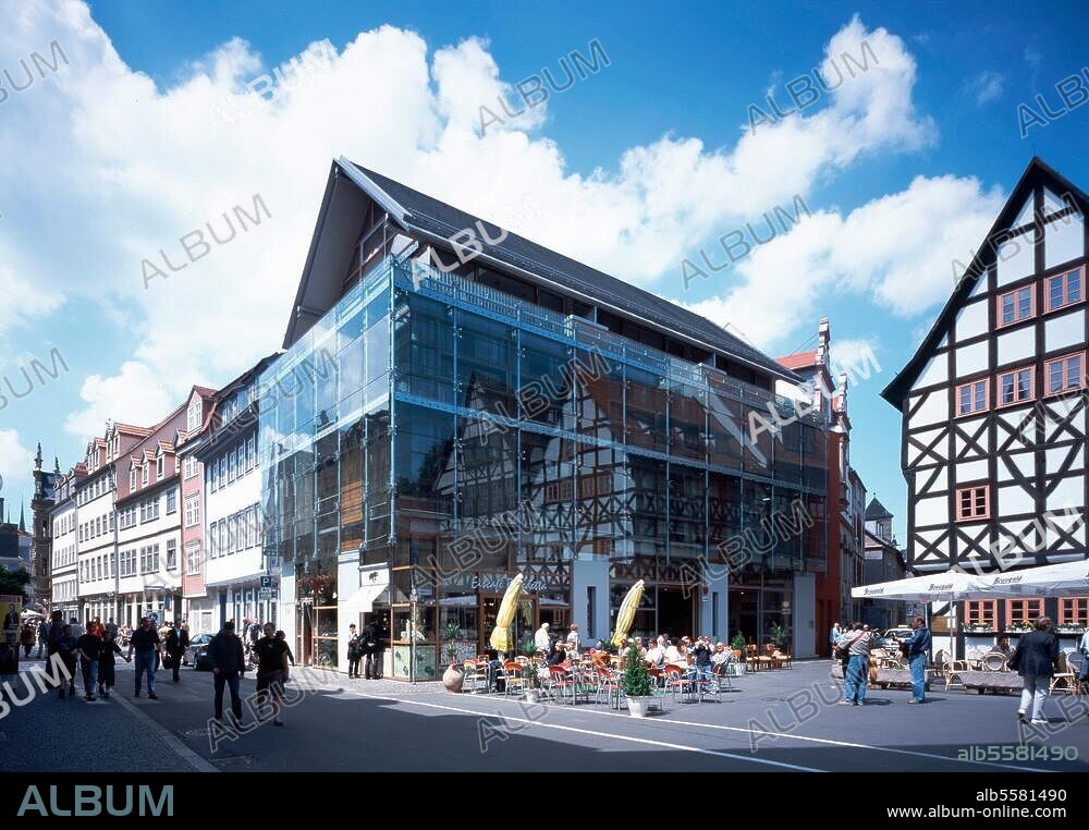 Erfurt, Haus mit Glasfassade in der Marktstraße. © Jochen Helle Filmsize: 6 × 7 cm.