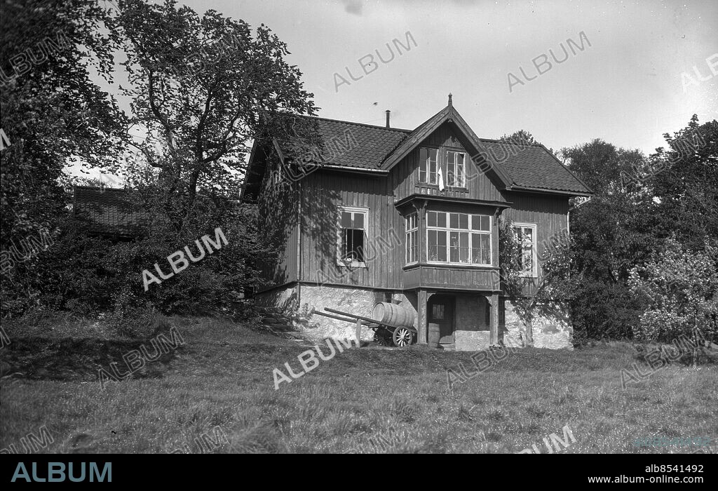 Göteborg - 1928-05-25 - Hus - Villa i Bjurslätt på Hisingen - den har enligt GT tillhört chefredaktören S A Hedlund på Handelstidningen - Slätta Damm och omårdet däromkring blev ju Hedlunds livsverk och omkring år 1937 rivs husen - på 1960-talet fanns ett enda kvar. Det var en gul liten villa som låg norr om de inhuggna namnen i berget (där Arvid Lindmansgatan börjar). Därlåg också huvudbyggnaden med björken som Viktor Rydberg en gång planterade - *** Local Caption *** GT Låda Krep 2011-07. KAMERAREPORTAGE.