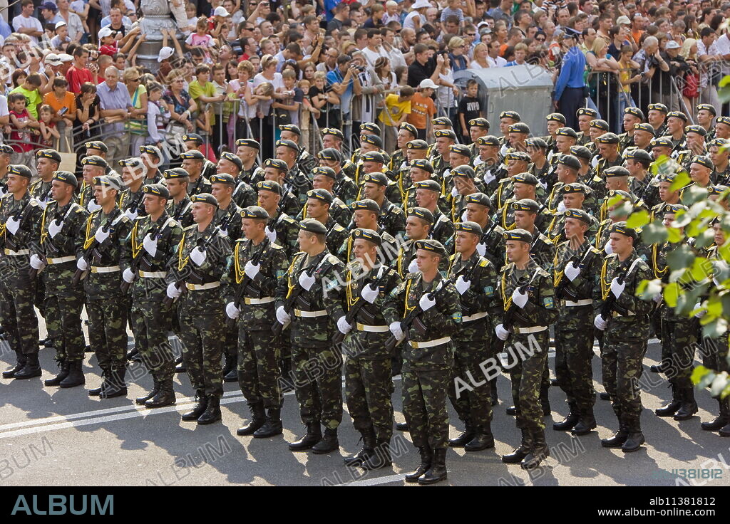 Annual Independence Day parade along Khreshchatyk Street and Maidan Nezalezhnosti (Independence Square), Kiev, Ukraine, Europe.