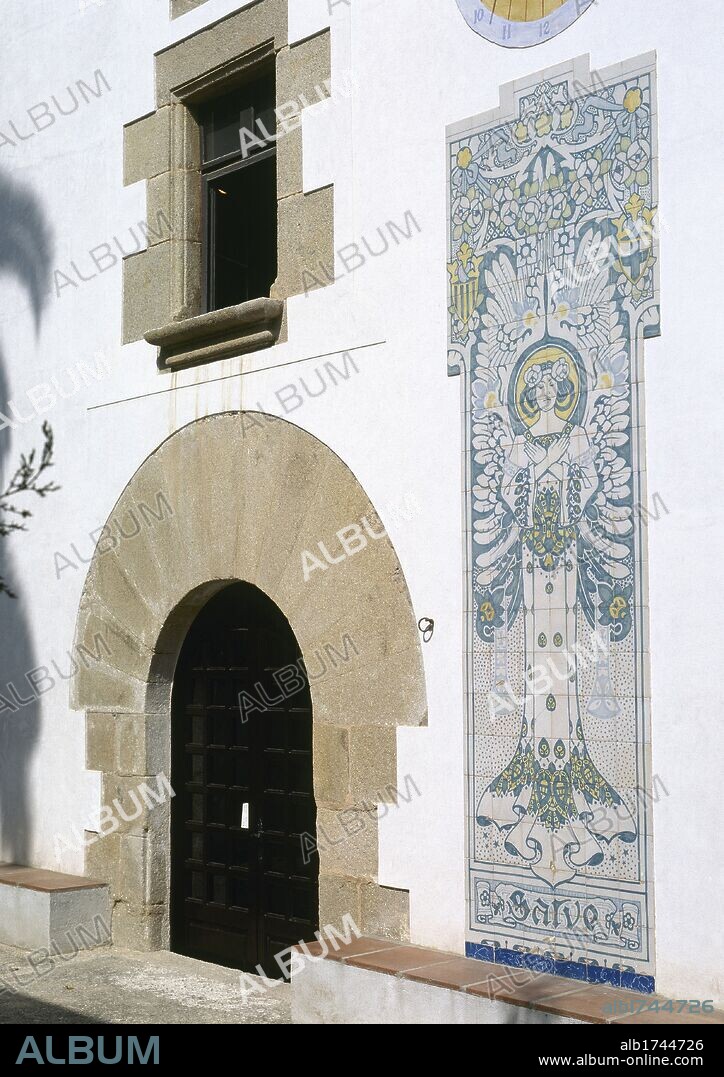 Casa Museo de Lluís Domenech i Montaner (Barcelona 1850-1923). Vista de la fachada principal de la Masia Can Rocosa (siglo XVI) remodelada posteriormente por el arquitecto y transformada en su estudio. CANET DE MAR. Provincia de Barcelona. Cataluña. España.