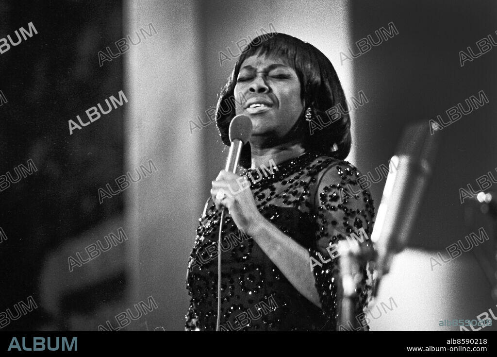 STOCKHOLM 1969-11.. Sarah Vaughan, amerikansk jazzsångerska, gästar Stockholm i samband med Newport Jazz Festival.. Foto: Bertil S-son Åberg / RiR / SVT / Kod: 5600. RiR 19666 sv/v neg.