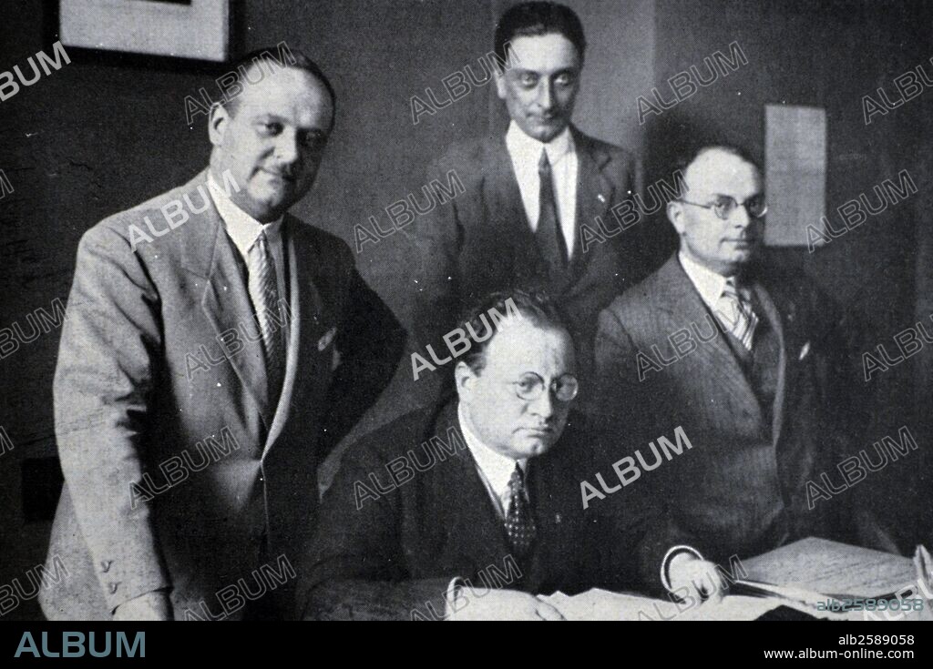 Arnaldo Mussolini, President of the Italian National Social Security of Journalists", and the Executive Committee.