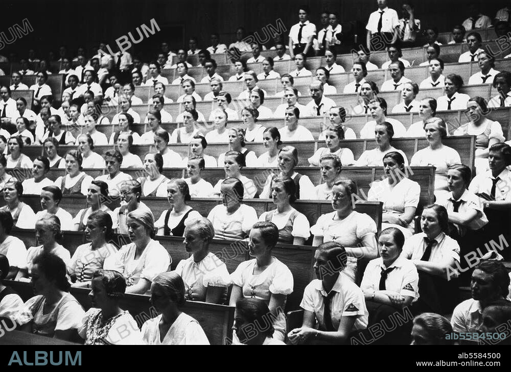 Nationalsozialismus:. Bund deutscher Mädchen (BdM). - Reichsschulungslager der BDM-Untergauführerinnen in der Reichsakademie für Leibesübungen auf dem Reichssportfeld in Berlin, 1937: Untergauführerinnen im großen Hörsaal während der Ansprache des Reichsführers-SS Heinrich Himmler. Foto.