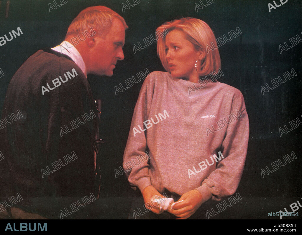 ANTHONY HOPKINS und PATSY KENSIT in A CHORUS OF DISAPPROVAL, 1988, unter der Regie von MICHAEL WINNER. Copyright HOBO/CURZON/PALISADES.