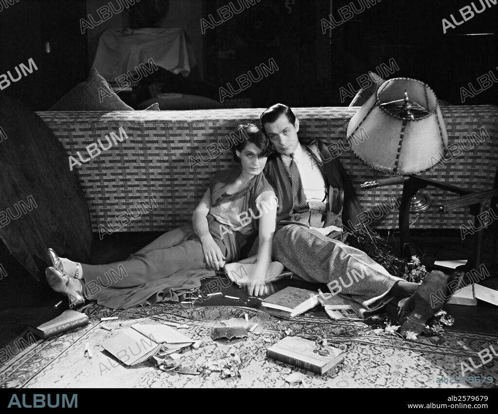 NORMA SHEARER y ROBERT MONTGOMERY en VIDAS INTIMAS, 1931 (PRIVATE LIVES), dirigida por ALBERT ZUGSMITH. Copyright M.G.M.