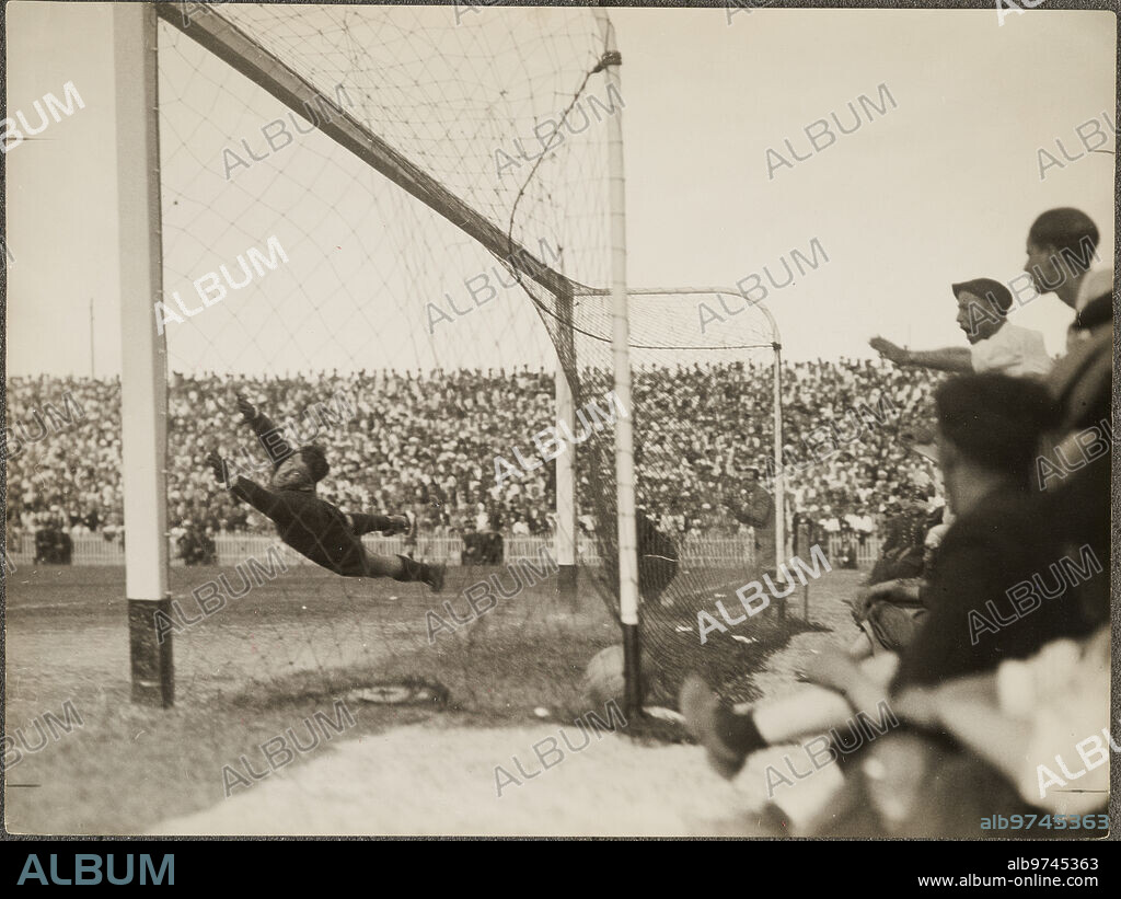 Valencia, 21/06/1936. Final de la Copa del Presidente de la República disputada en el estadio de Mestalla entre el Madrid CF y el Barcelona, que terminó con la victoria blanca por 2 a 1. En la imagen, uno de los goles.