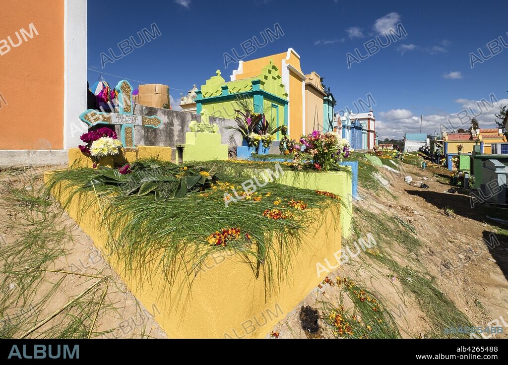 tumbas de colores, celebracion del dia de muertos en el Cementerio General, Santo Tomás Chichicastenango, República de Guatemala, América Central.