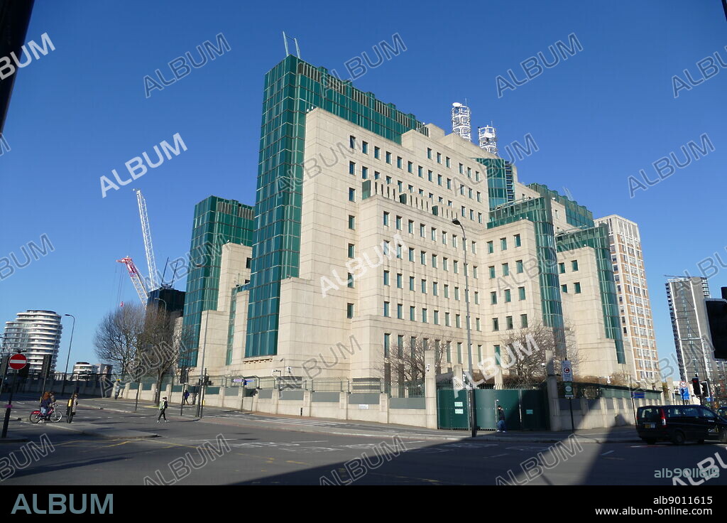 London Headquarters of MI6. The Secret Intelligence Service (SIS), commonly known as MI6, is the foreign intelligence service of the government of the United Kingdom, tasked mainly with the covert overseas collection and analysis of human intelligence. Since 1995, SIS headquarters has been at 85 Vauxhall Cross, along the Albert Embankment by Vauxhall Bridge, London.
