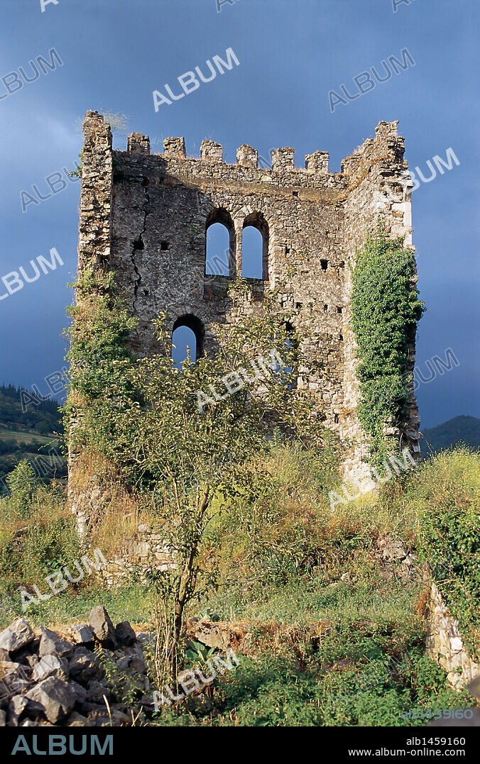 ASTURIAS. SOTO. Vista de las ruinas de la TORRE, construida en el siglo XIV, único resto del antiguo castillo de la población. España.