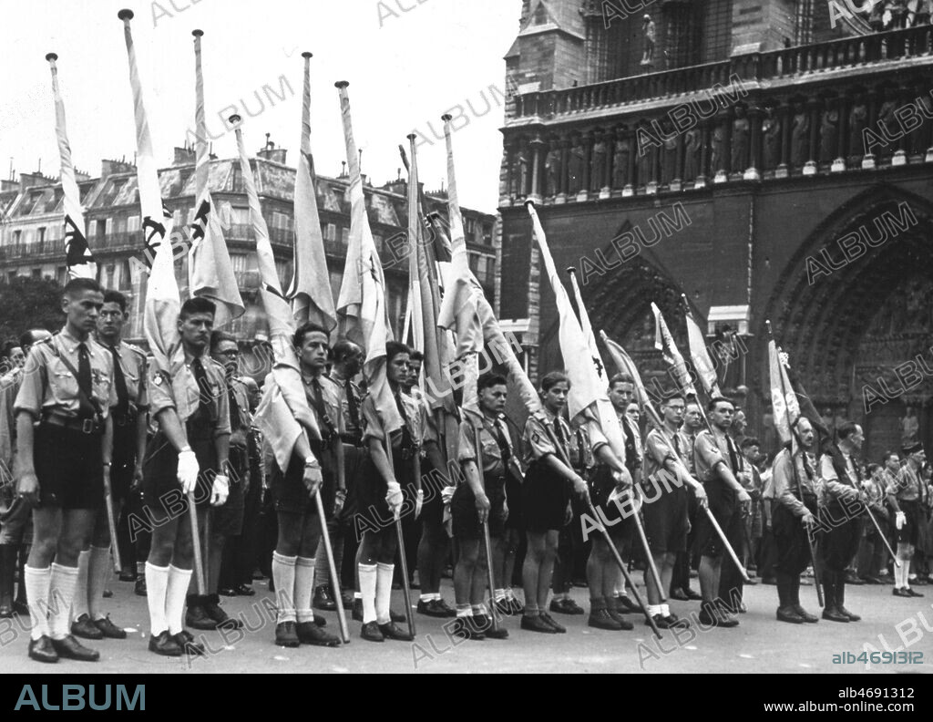 10eme congres du Francisme a Paris. Ce mouvement fut fonde en 1933 par Marcel Bucard, il est l'equivalent francais du fascisme italien. Les francistes, ou 'chemises bleues', portent l'uniforme et saluent a la romaine. Photographie prise le 24/05/1943. Credit : Collection KHARBINE-TAPABOR.