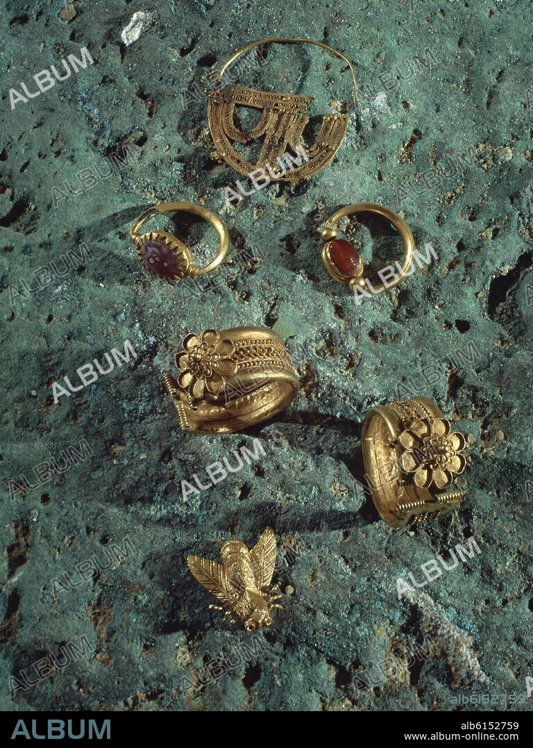 ANILLOS PENDIENTES Y BROCHES FENICIOS HALLADOS EN UNA TUMBA FENICIA - SIGLOS VIII-VII AC.