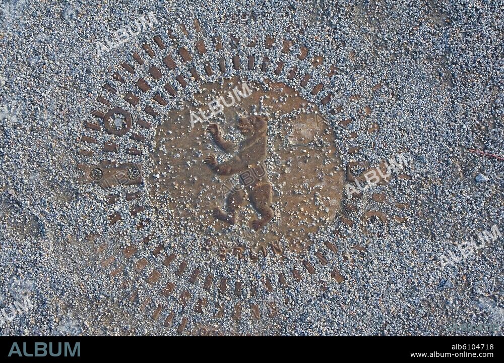 Berlin / Landeswappen.-Berliner Bär auf einem Kanaldeckel.-Foto, 2007.