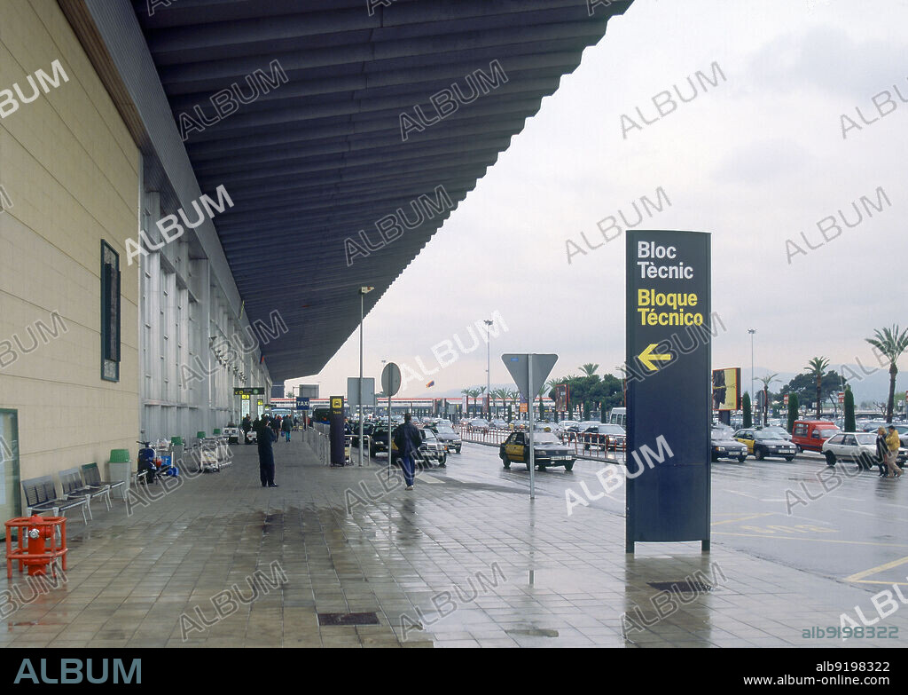 AEROPUERTO INTERNACIONAL PRAT DE LLOBREGAT - TERMINAL C - FOTO AÑOS 00.