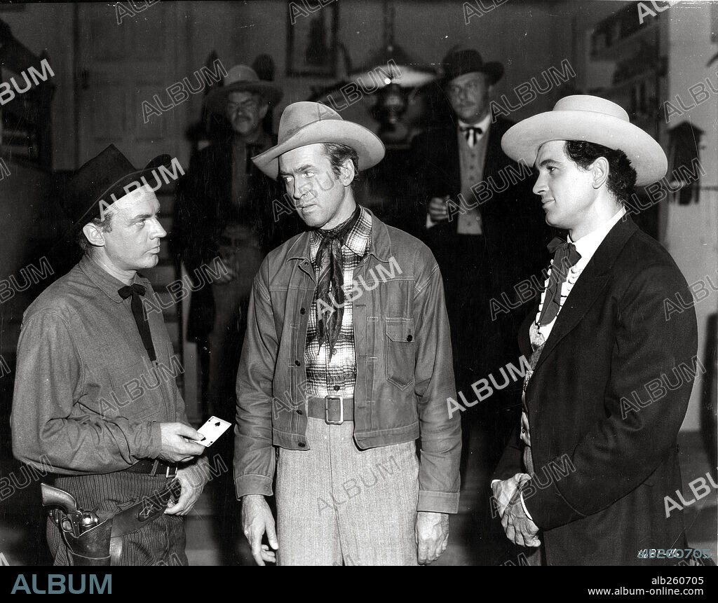 ROCK HUDSON, John Arthur Kennedy y JAMES STEWART. ARTHUR KENNEDY, JAMES STEWART y ROCK HUDSON en HORIZONTES LEJANOS, 1952 (BEND OF THE RIVER), dirigida por ANTHONY MANN. Copyright UNIVERSAL PICTURES.
