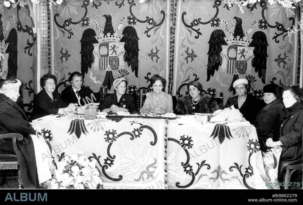 Table placed before the Ministry of Justice, chaired by Minister Iturmendi's wife, at the Little Flag festival in 1958.