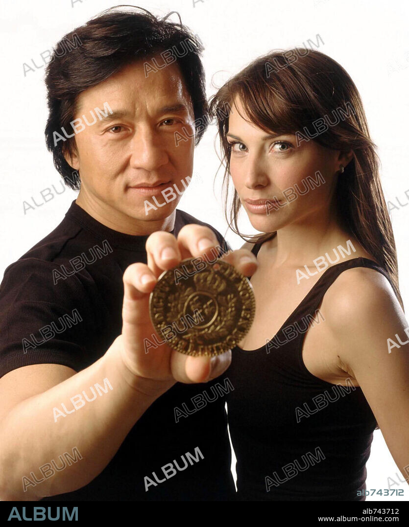 CLAIRE FORLANI y JACKIE CHAN en EL PODER DEL TALISMÁN, 2003 (THE MEDALLION), dirigida por GORDON CHAN. Copyright TRI STAR PICTURES.