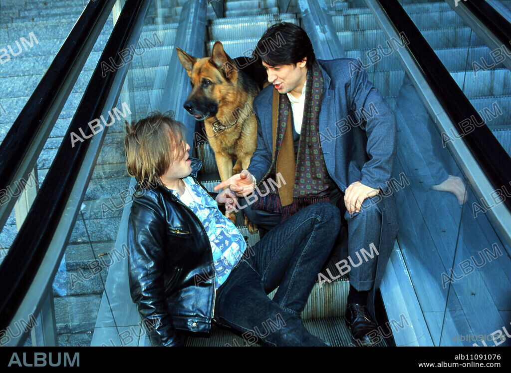 Moser (TOBIAS MORETTI, right) pursues Novak (JOHANNES KRISCH) with the help of Rex. They catch him on the escalator at Franz Josefs station. / Headline: COMMISSIONER REX.