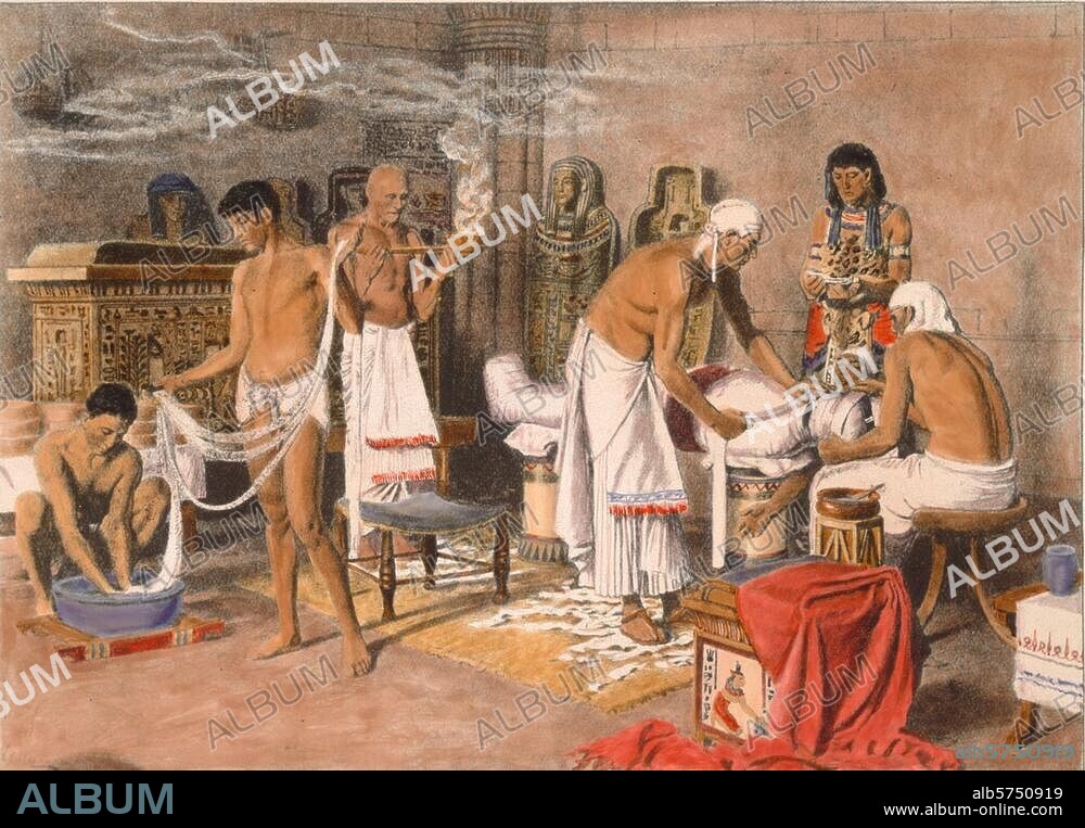 Tut-anch-Amun; ägypt. König der 18. Dynastie; um 1346 - 1337 v. Chr. "Die feierliche Einbalsamierung Tutanchamons. Der Zeremonienmeister überwacht die Arbeit der Diener, während ein Priester Rauchopfer darbringt". Autotypie, koloriert, nach Zeichnung von Fortunino Matania (1881-1963).