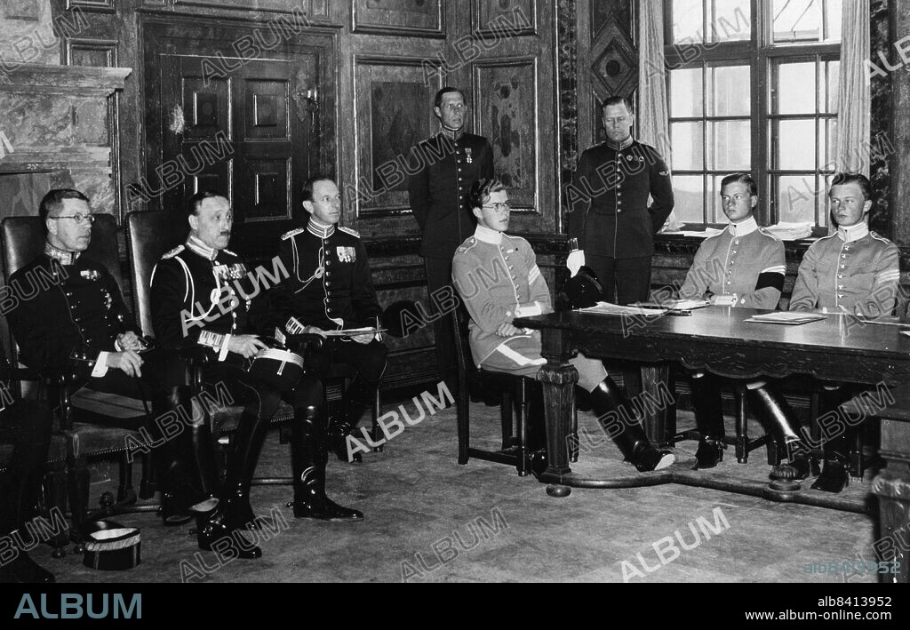 ARKIV STOCKHOLM 19370501. Count Carl Johan Bernadotte (sitting at the table centered) during his graduation as officer in Stockholm, Sweden May 1, 1937. Foto: DN / SCANPIX / Kod: 192. **SVD OUT**.