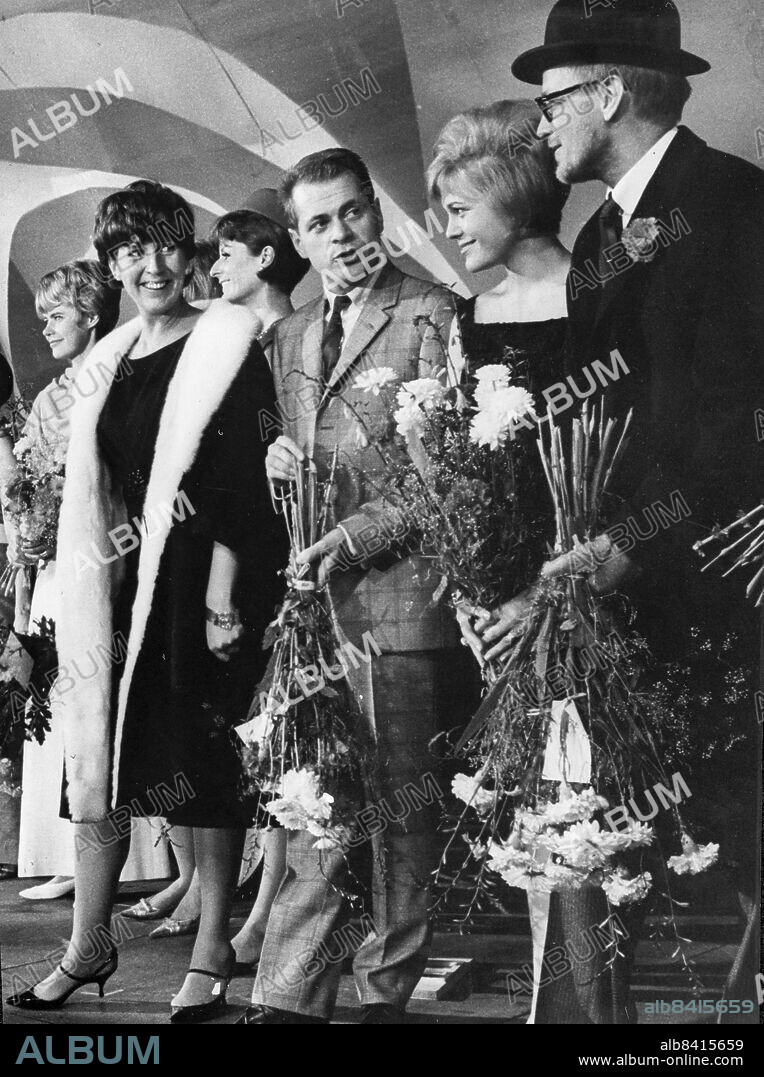 STOCKHOLM 1964-08-25. Barnens Dag på Gröna Lund. Kjerstin Dellert, Lasse Lönndahl, Christina Schollin och Jan Malmsjö efter väl förrättat kvällsverke.. På Gröna Lunds stora scen jobbades det i hop sommarsemestrar på tisdagskvällen för nästa år. Trettio barn av nästa årskull sommargäster på Barnens ö kan tacka artisterna för att de får resa på sommarnöje. Under en timme ålade, skuttade och svassade de sig fram på stora scenen, uppvisande ömsom mycket raffiga ömsom mera ordinära plagg ur svensk konfektion. Foto: Sven Oredson / DN / TT / Kod: 192. ** SVD OUT **.