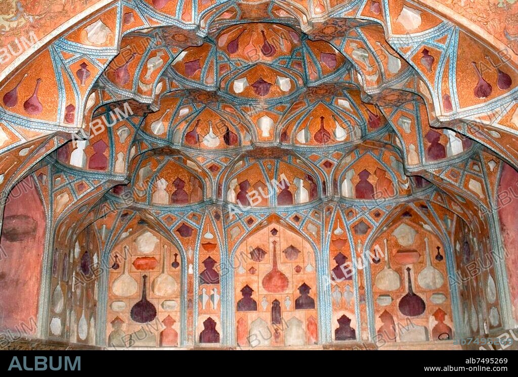 Iran, Stadt Isfahan: Wanddekoration unterhalb des sogenannten NURGIR (Lichtturm) im Musikzimmer (5. Etage) im Ali-Qapu-Palast (Hohe Pforte) mit in Nischen platzierten Flacons und Flaschen. am Meydan-e-Imam (Imam-Platz). früherer Name des Platzes: Meydan-e Naqsh-e Djahan (Abbild der Welt-Platz), UNESCO-Welterbe. Detail zum. NURGIR (Lichtturm): Musikzimmer mit quadratischem Grundriss, so genannt nach den eigens in Nischen platzierten Flacons und Fläschchen, die hier für Gerüche und für Klang sorgten. Details Ali-Qapu-Palast (auch: Hohe Pforte): fünfgeschossige Palastanlage an der langen südwestlichen Seite des Meydan-e-Imam früher Meydan-e Naqsh-e Djahan (Abbild der Welt-Platz), heute UNESCO-Weltkulturerbe. einst Ort für Empfänge von ausländischen Gesandtschaften und Gerichtsverhandlungen, Gästezimmer. Vorgängerbau aus timuridischer Zeit (15. Jh.) Ausbau unter Abbas I. unter Schah Sultan Hassan restauriert, zerstört 1722 nach Afghanen-Einfall. fünfgeschossiger Bau, mit zweigeschossigem Vorbau und der Dachterrasse darauf. Gesamthöhe des Baus: 68 m.
