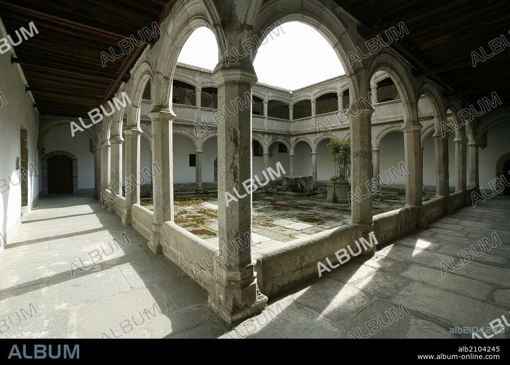 REAL MONASTERIO DE SANTO TOMAS Y PALACIO DE LOS REYES CATOLICOS. CLAUSTRO DEL NOVICIADO.