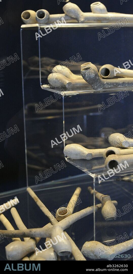 Pipas de arcilla. El uso del tabaco se popularizó hacia el 1600. Era barato. Hasta el 1640 estaba prohibido para los tripulantes de la flota danesa-noruega. El rey pensó que era peligroso para la salud. Museo Maritimo. Oslo. Noruega.