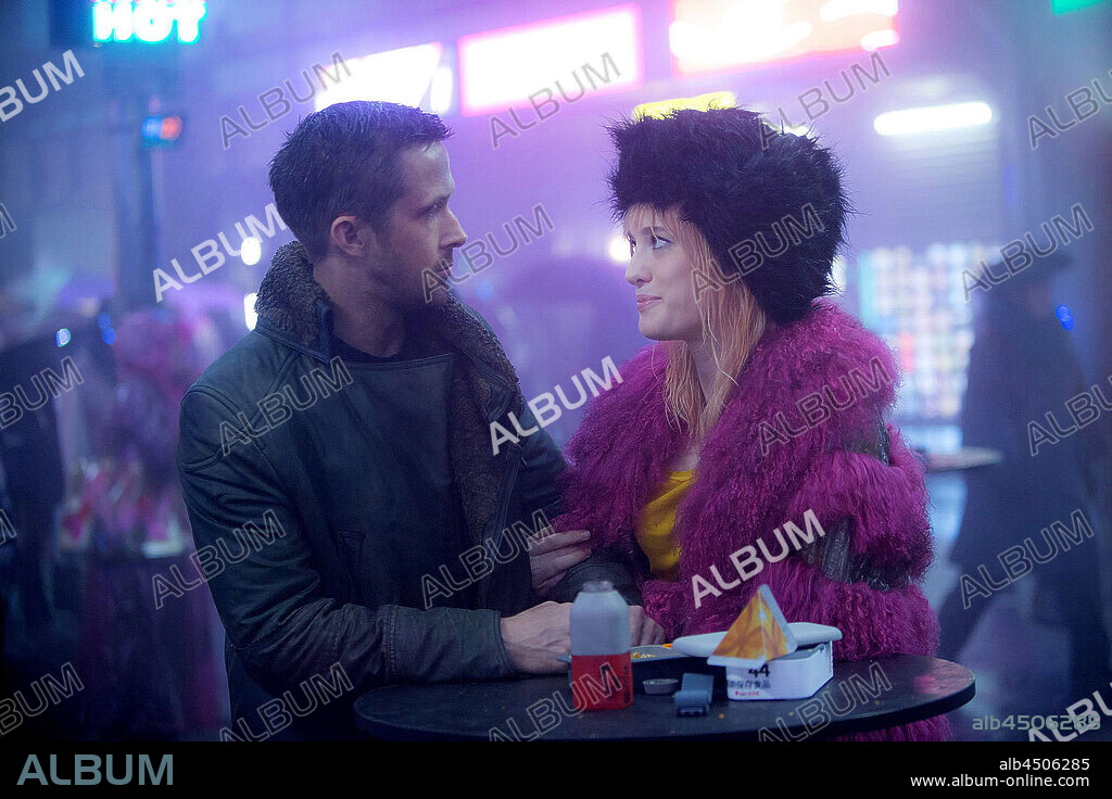 MACKENZIE DAVIS and RYAN GOSLING in BLADE RUNNER 2049, 2017, directed by DENIS VILLENEUVE. Copyright ALCON ENTERTAINMENT/COLUMBIA PICTURES.