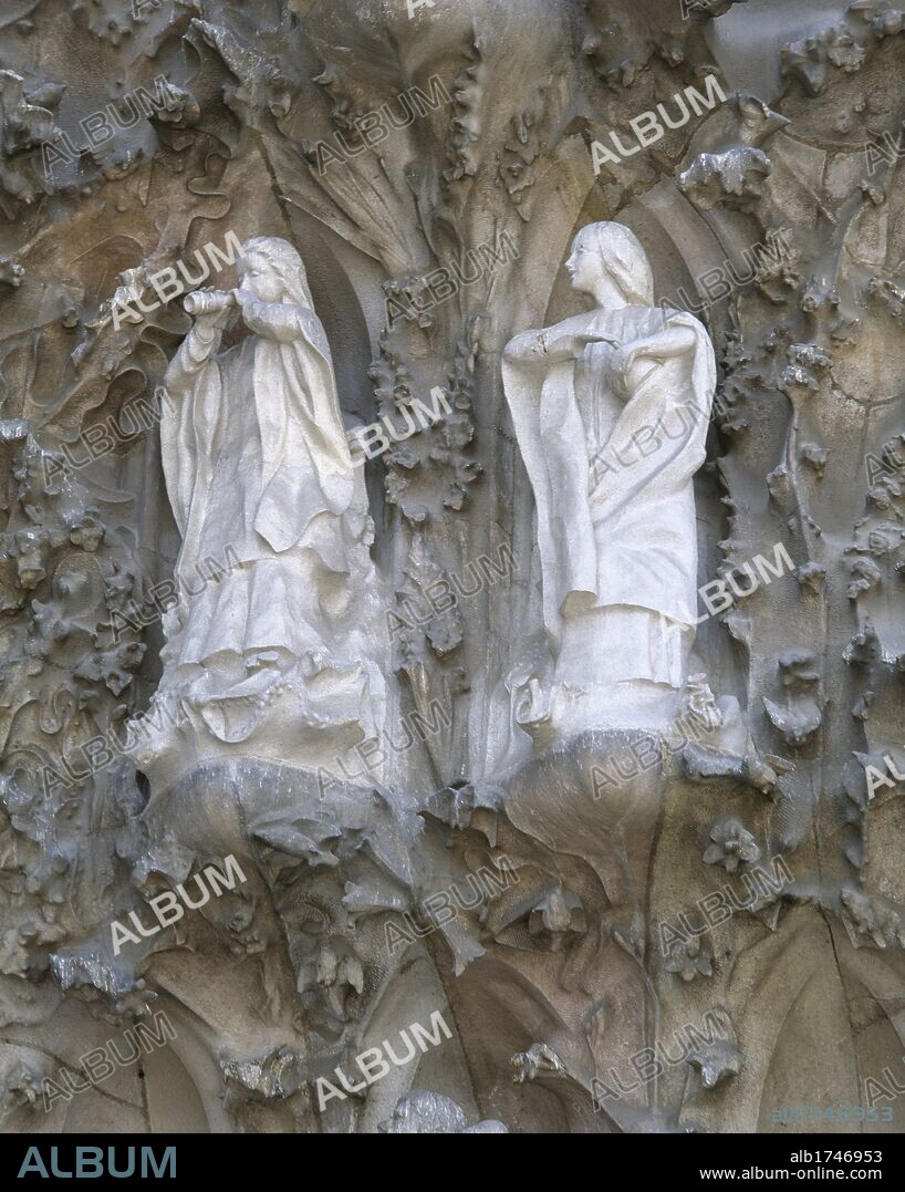 ARTE S. XIX. MODERNISMO. GAUDI, Antoni (Reus, 1852-Barcelona, 1926). "ANGELES MUSICOS", esculturas del "PORTAL DEL NACIMIENTO" (1901) del templo de la Sagrada Familia (1883). BARCELONA. Cataluña.