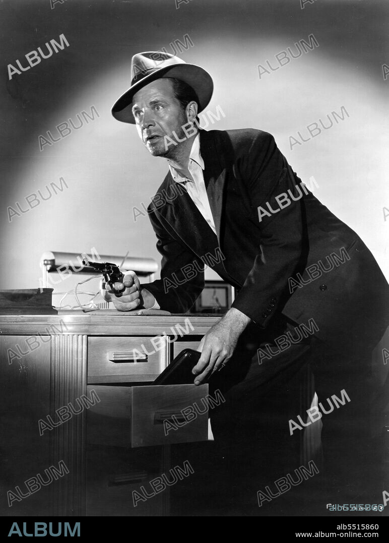 DICK POWELL in MURDER, MY SWEET (1944), directed by EDWARD DMYTRYK. Copyright RKO RADIO PICTURES.