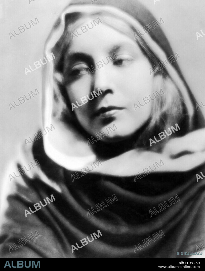 BETTY BRONSON in BEN-HUR, 1925 (BEN-HUR: A TALE OF THE CHRIST), directed by FRED NIBLO. Copyright M.G.M.