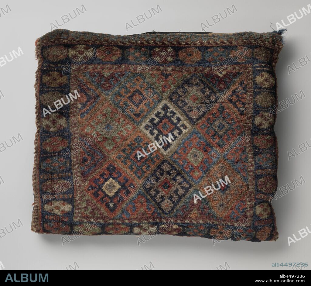 Cover page of saddlebag, decorated with gridwork with swastika, Cover page of a saddlebag, Jaffi Kurdistan-Mosul. The midfield is divided by a grid into windows with cross flowers with hooks. A beard on top and bottom. At the bottom remains of sewn-on loops., Jaffi volk, Koerdistan, c. 1800 - c. 1900, ketting en inslag, h 65 cm × w 65 cm × d 8 cm.