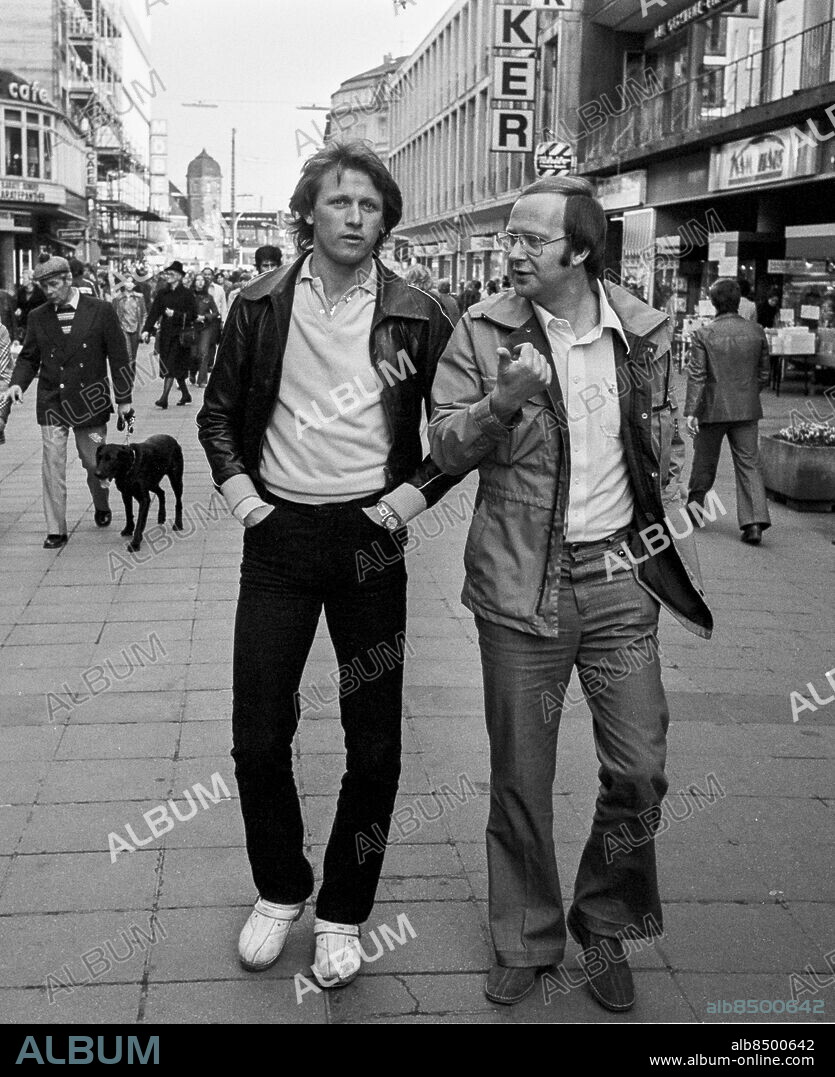 Gelsenkirchen 1978-04-24. Expressens reporter Hans Linné (th) intervjuar fotbollsspelaren Lennart "Lie" Larsson . Foto: Torbjörn Andersson / EXP / TT / Kod: 4 . ** AFTONBLADET OUT **.