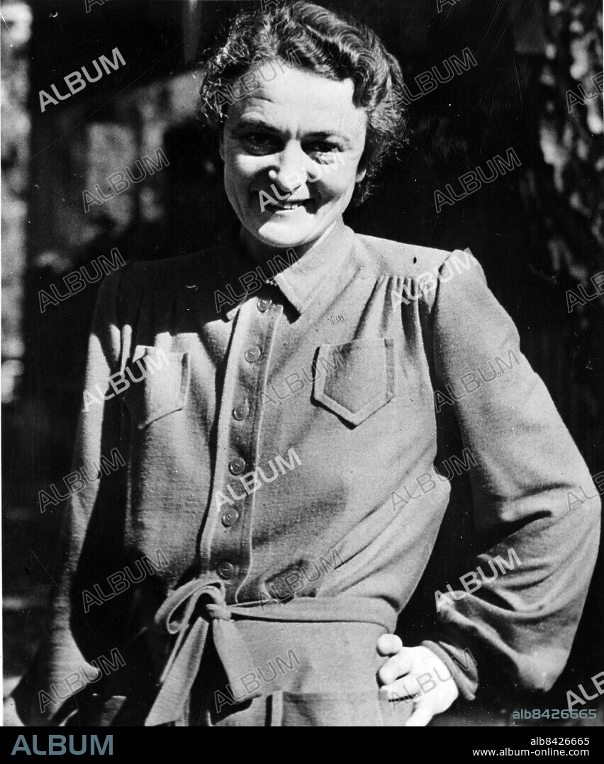 Kirsten Hansteen, politiker för Norges Kommunistiska Parti, fotograferad 1945, då hon blev Skandinaviens första kvinnliga statsråd, som konsultativt statsråd för socialministeriet i Norge.. Foto: Reportagebild / TT News Agency / Kod 37770.