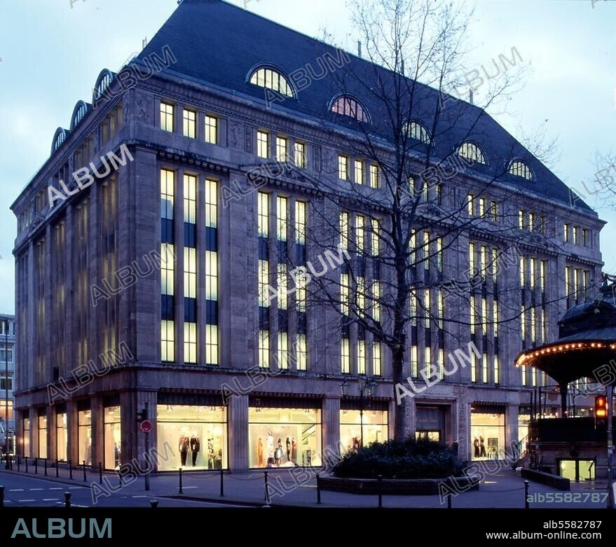 Düsseldorf (Nordrhein-Westfalen), Carsch-Haus - Kaufhaus Horten, Heinrich-Heine-Allee / Kasernenstraße. (erbaut 1915, 1981 abgerissen und Fassade einem in 30 m Entfernung errichteten Neubau vorgeblendet). Außenansicht. Foto, Dezember 1999.