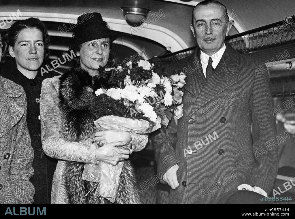 Leni Riefenstahl and the German ambassador in Paris Johannes von Welczeck on the train at the St. Lazare station in Paris. [automated translation].