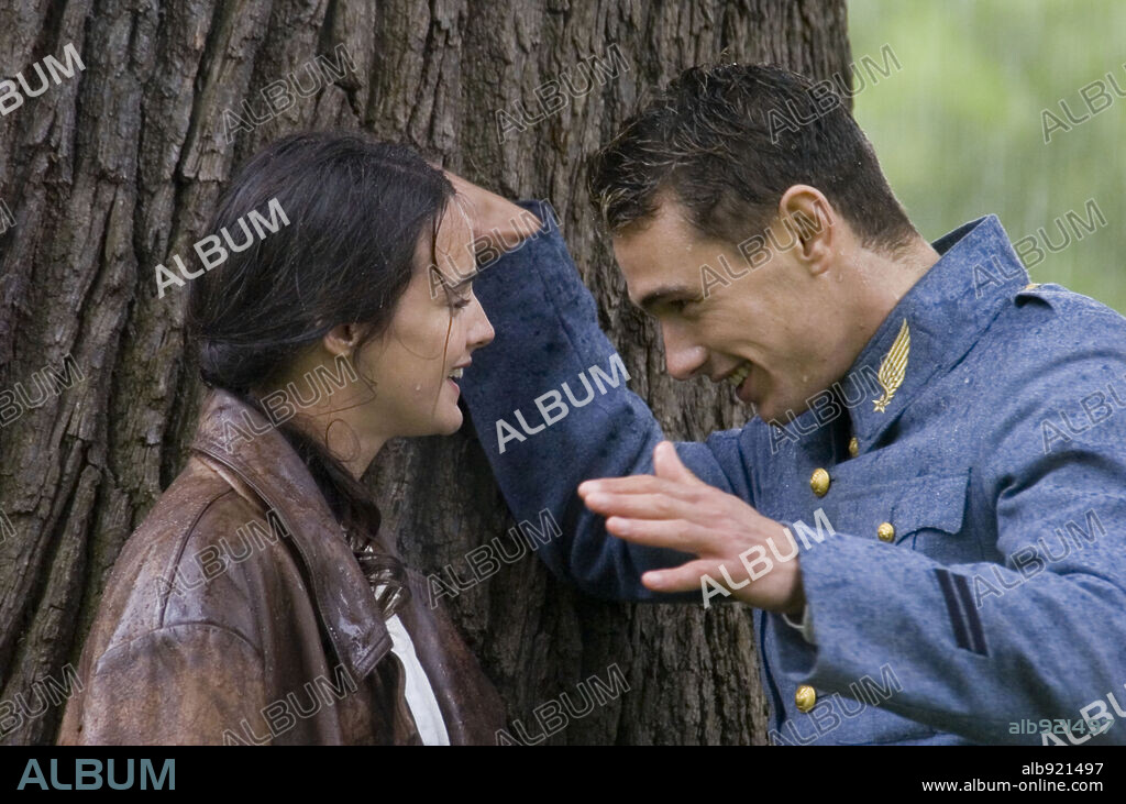 JAMES FRANCO and JENNIFER DECKER in FLYBOYS, 2006, directed by TONY BILL. Copyright FLYBOYS FILMS LTD. / MAIDMENT, JAY.
