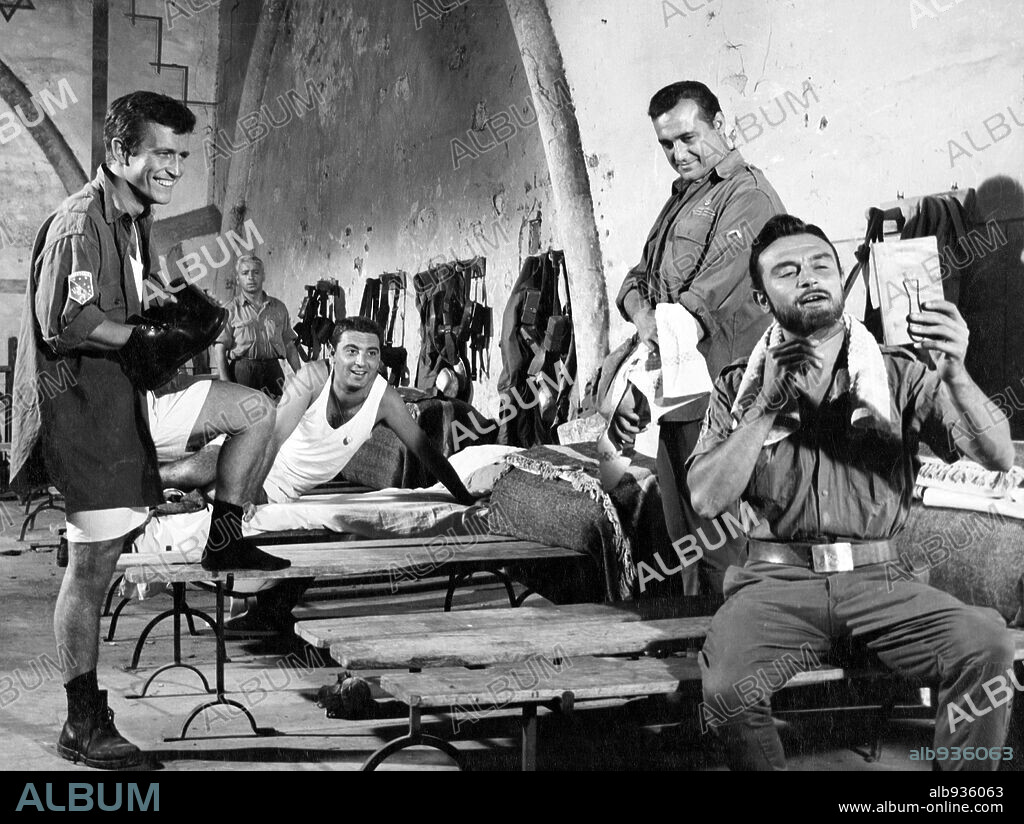 JESUS PUENTE y TONY LEBLANC en LA FIEL INFANTERIA, 1960, dirigida por PEDRO LAZAGA. Copyright AGATA FILMS.