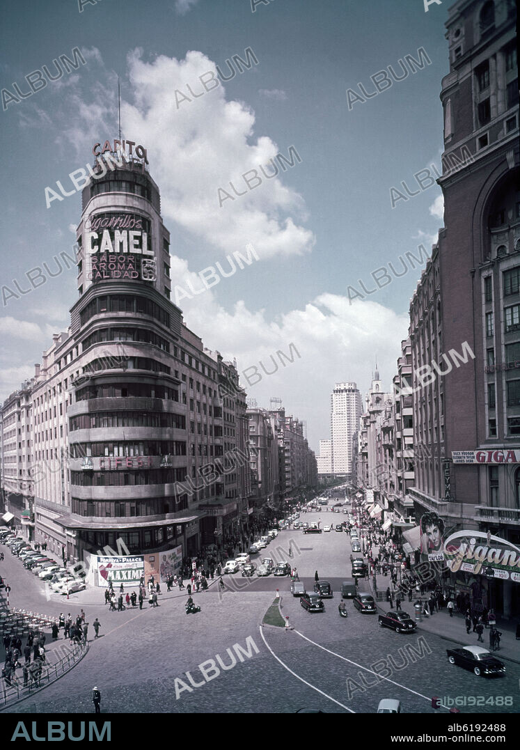 GRAN VIA EN LOS AÑOS 60 DESDE LA PLAZA DE CALLAO HACIA PLAZA DE ESPAÑA A LA IZQUIERDA EL EDIFICIO CAPITOL SITUADO EN EL NUMERO 41 CONSTRUIDO ENTRE 193.