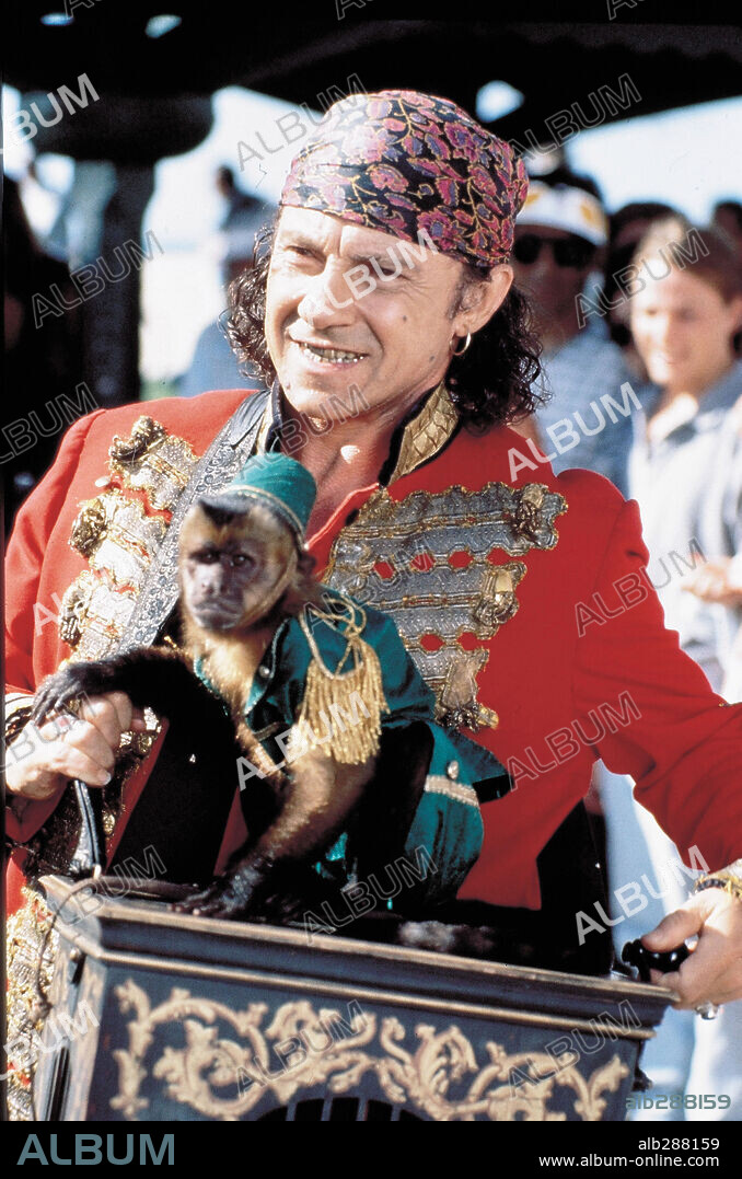 HARVEY KEITEL en UN LADRÓN DE CUATRO MANOS, 1994 (MONKEY TROUBLE), dirigida por FRANCO AMURRI.