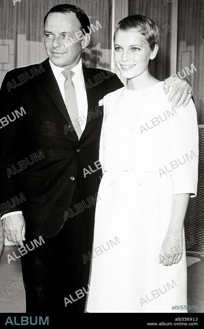 FRANK SINATRA und MIA FARROW.