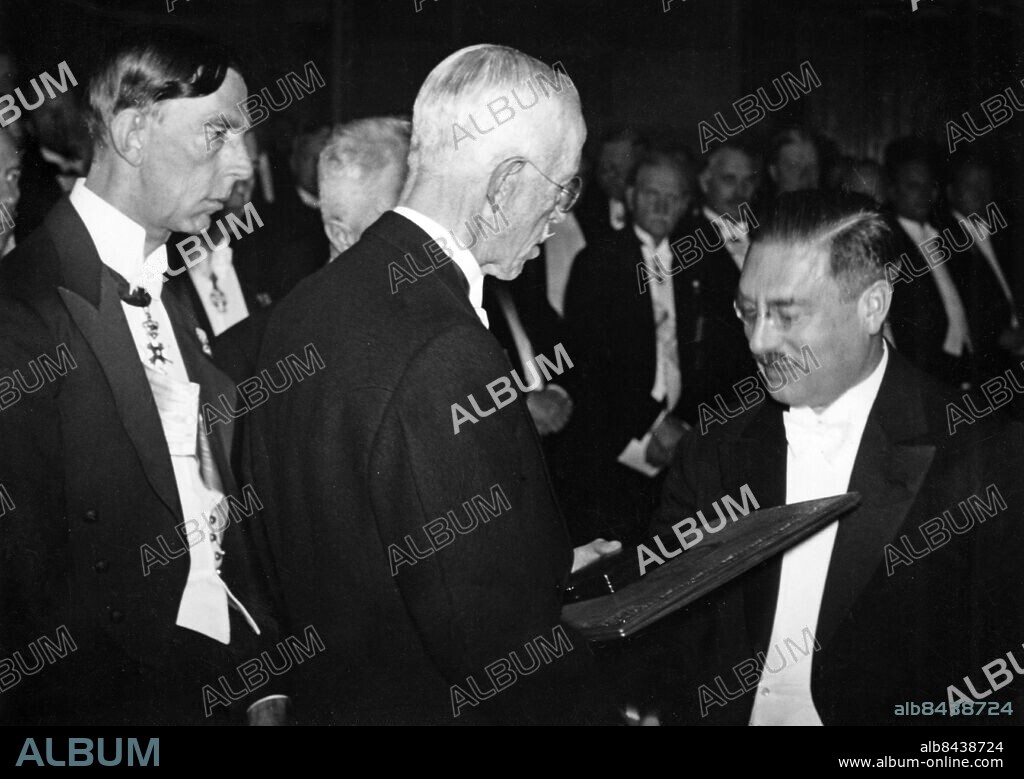 STOCKHOLM 1936 . Peter Debye (th), nederländsk-amerikansk fysiker och fysikalisk kemist, tilldelas 1936 års Nobelpris i kemi av kung Gustaf V, till vänster prins Wilhelm.. Foto: Pressens Bild / TT / Kod: 194.