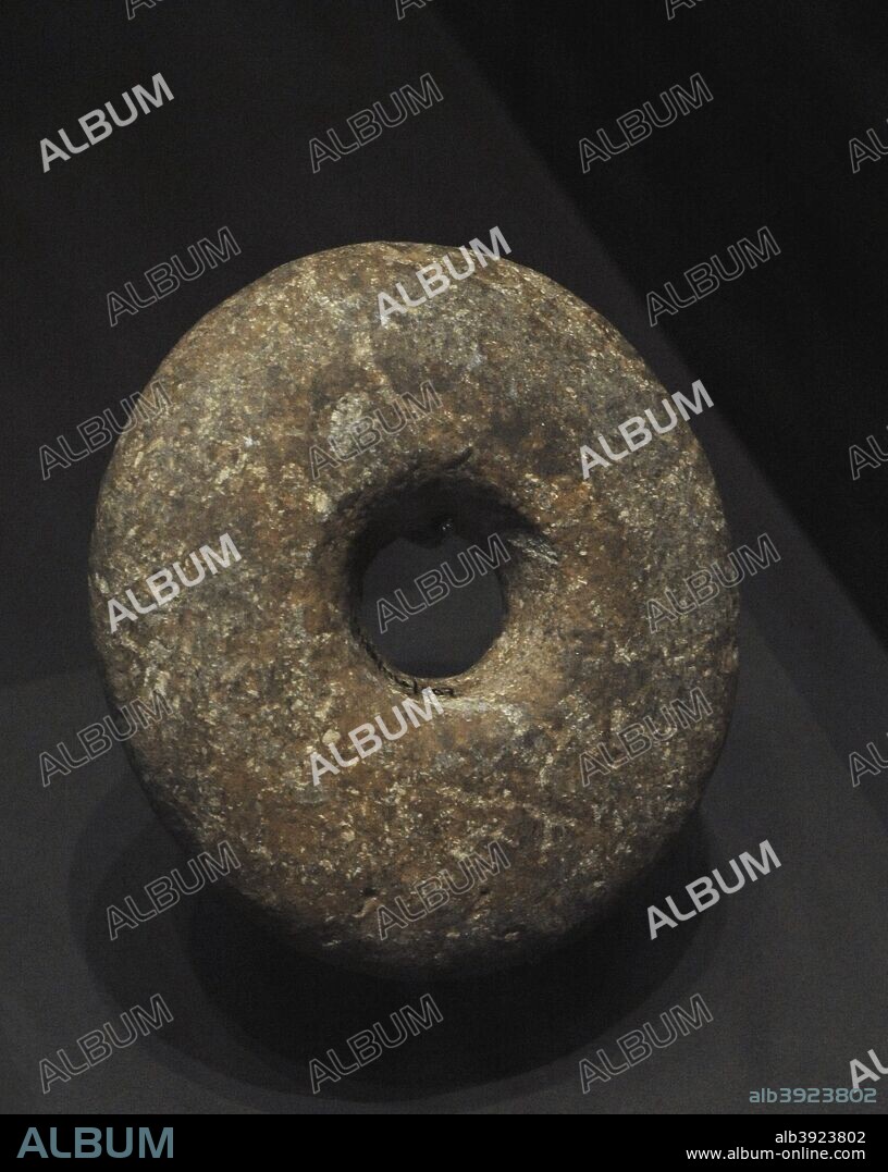 Maza de palo cavador. Caliza. Neolítico. Cueva del Higuerón (Rincón de la Victoria, provincia de Málaga). Museo Arqueológico Nacional. Madrid. España.