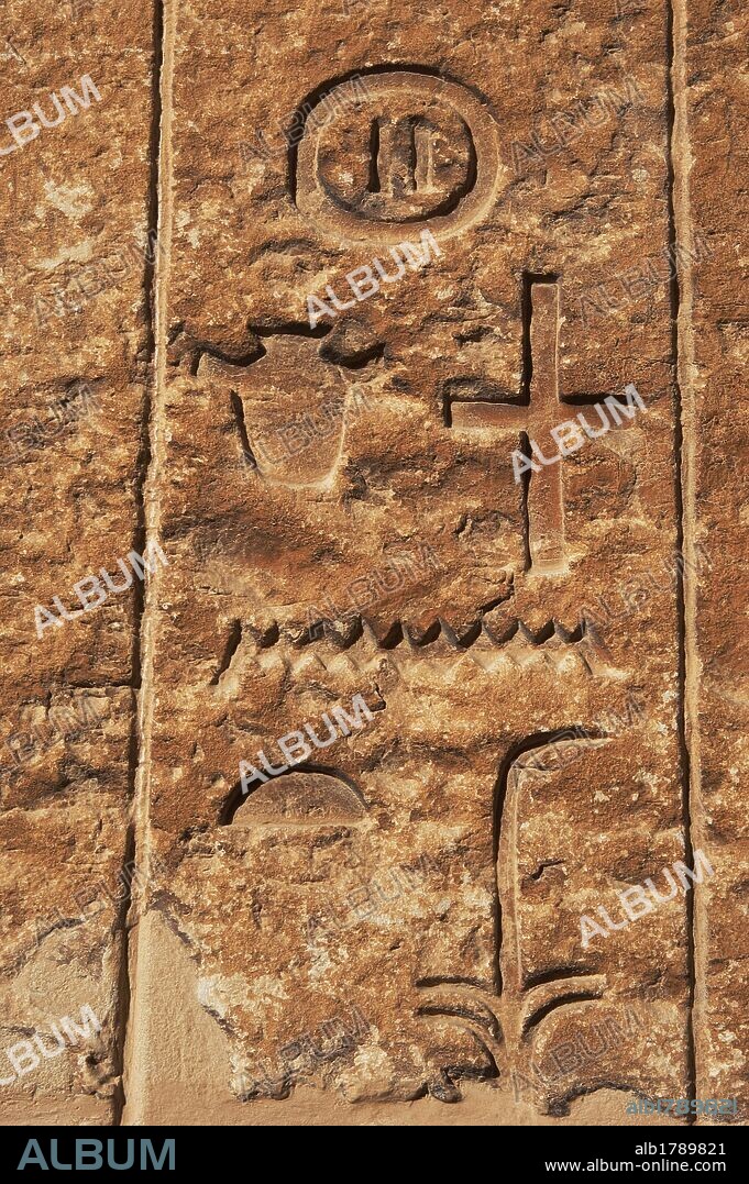 ESCRITURA JEROGLIFICA labrada en piedra. Entrada de una de las mastabas del la Necrópolis de Sakkara. Egipto. Imperio Antiguo.