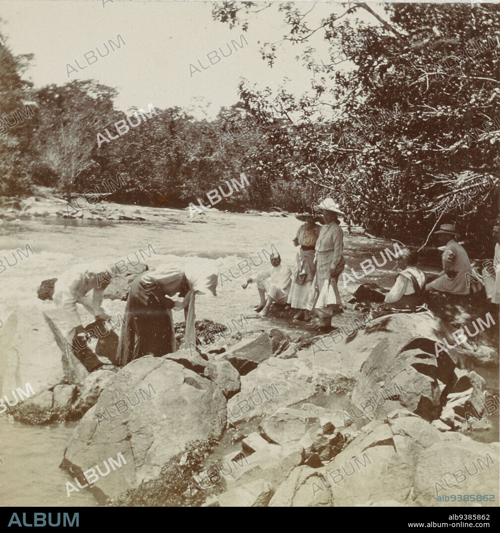 Poot bathing by the river, A group of men and women, including Andries Boom, paddling in the river, September 1911. Part of the photo album of the Boom-Gonggrijp family in Suriname and Curaçao., Andries Augustus Boom, anonymous, Suriname, 1911, photographic support, height 81 mm × width 80 mm.