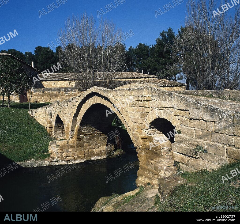 ARTE ROMANO. ESPAÑA. Vista general del PUENTE ROMANO DE CIHURI sobre las aguas del RIO TIRON. Cihuri. La Rioja.